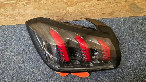 Luz trasera izquierda Peugeot 208 II 9823216880 image 2