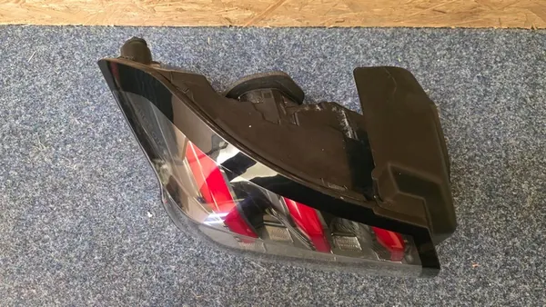 Luz trasera izquierda Peugeot 208 II 9823216880 image 5