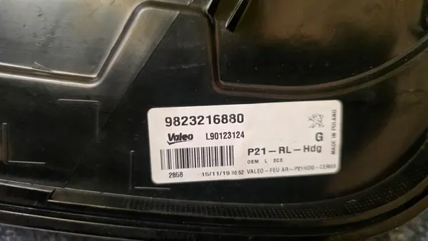 Luz trasera izquierda Peugeot 208 II 9823216880 image 7