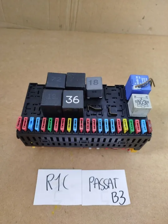 Módulo de Fusíveis e Relés VW Passat B3 B4 OEM image 2