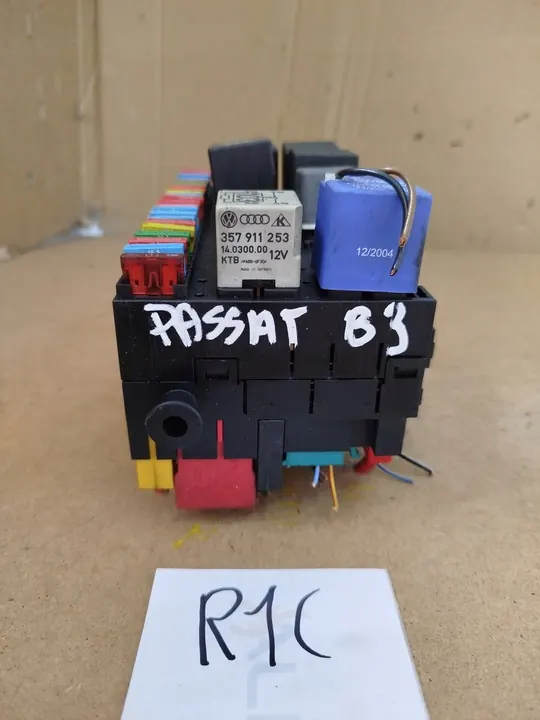 Módulo de Fusíveis e Relés VW Passat B3 B4 OEM image 3