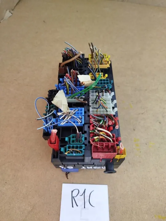 Módulo de Fusíveis e Relés VW Passat B3 B4 OEM image 4