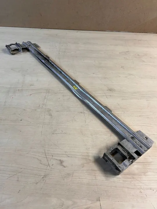 BMW X1 F48 Onderste radiatorsteun OEM 7301605-13 image 3