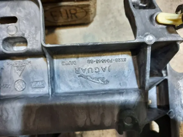Jaguar XF kojetaulun vahvike OEM 8X23F04545CC Etu image 3