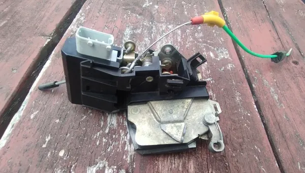 BMW 5 E39 95-00 Höger Bakdörrslås image 2