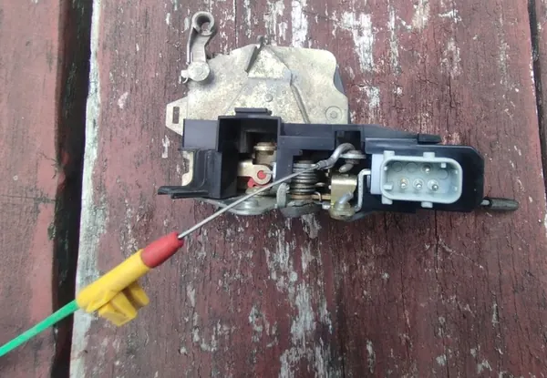 BMW 5 E39 95-00 Höger Bakdörrslås image 3