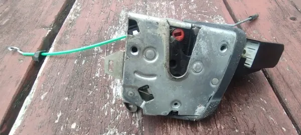 BMW 5 E39 95-00 Höger Bakdörrslås image 4