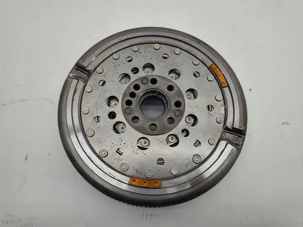 MERCEDES W176 W117 Kaksimassavauhtipyörä A2700300305 image 4