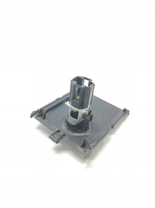 Volkswagen 12V-uttag OEM 7N0867748 Bak Begagnad image 3