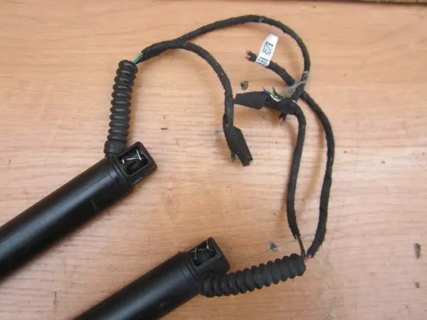 Bakluckens aktuator SKODA SUPERB II LIFT 3T0827852B image 2