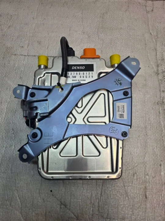 Pompe de circulation Webasto OEM 122R000482 pour Toyota Mirai image 2