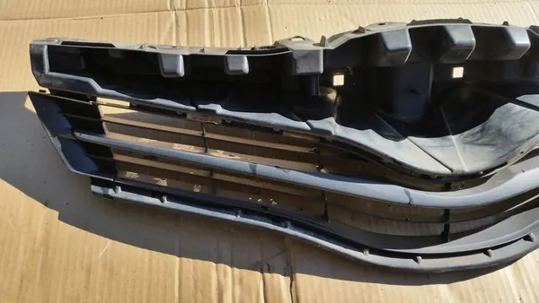 TOYOTA YARIS III 2011 - GRILL image 2