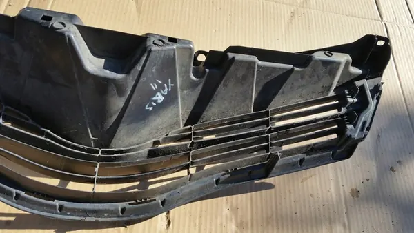 TOYOTA YARIS III 2011 - GRILL image 9