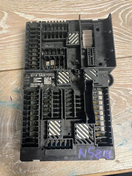 Caixa de fusíveis completa Volkswagen Transporter - Caravelle T4 OEM image 1