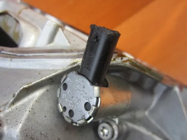 VW Audi Öljytason anturi 06L907660 image 9