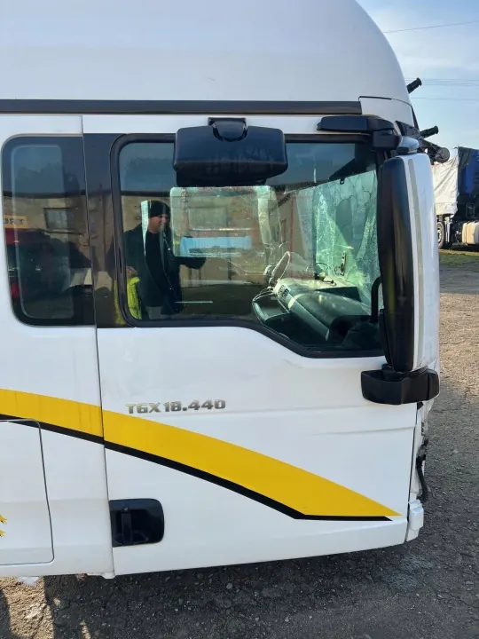 MAN TGX/TGA/TGS Cabine Bekleding Links/Rechts OEM 4766546457745375446443 image 4