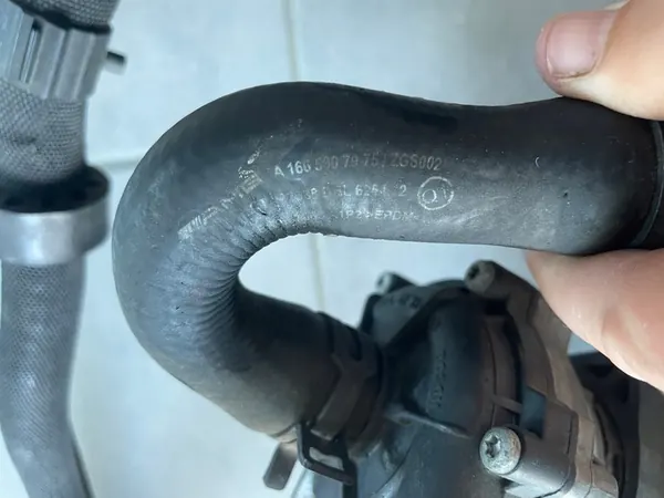 Vattenpump med Slangset Mercedes W166 X166 W292 image 5