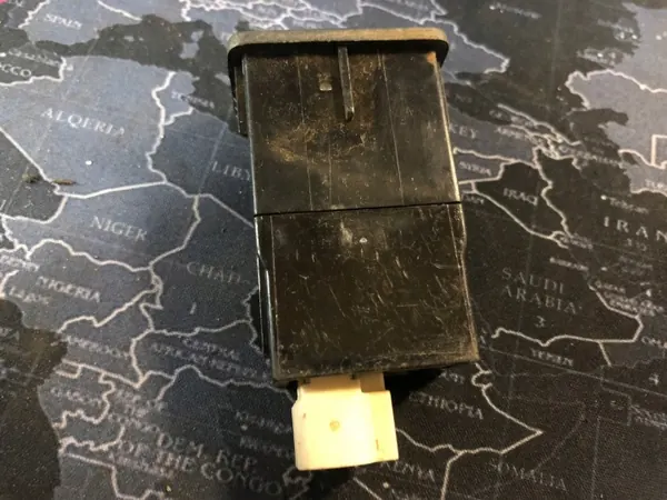 Tomada USB Mercedes OEM A2478204602 - Usado image 10