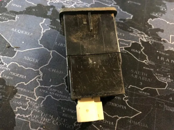 Tomada USB Mercedes OEM A2478204602 - Usado image 4