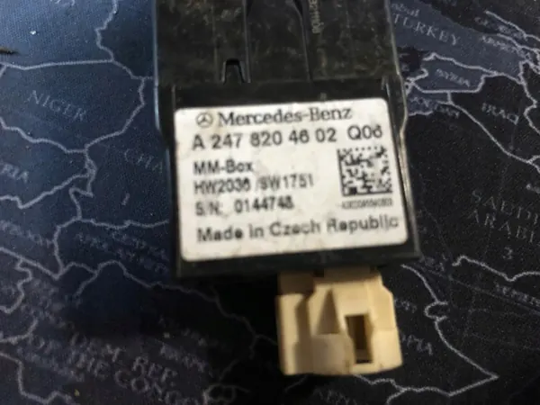 Tomada USB Mercedes OEM A2478204602 - Usado image 5