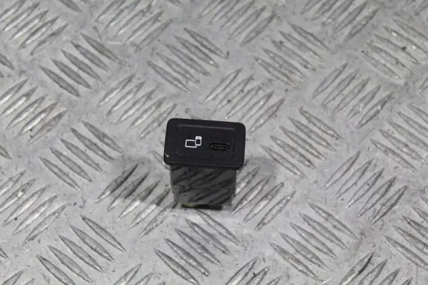 Tomada USB Mercedes OEM A2478204602 - Usado image 6
