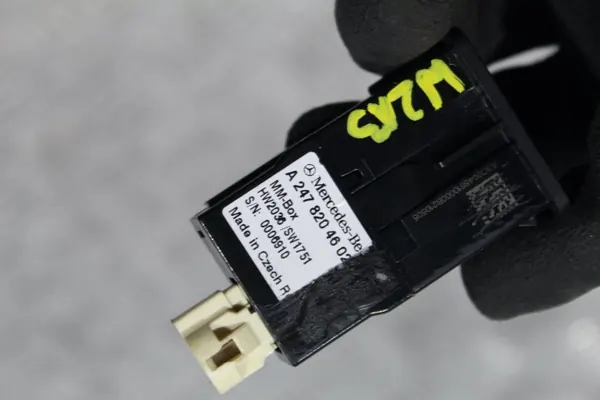 Tomada USB Mercedes OEM A2478204602 - Usado image 7