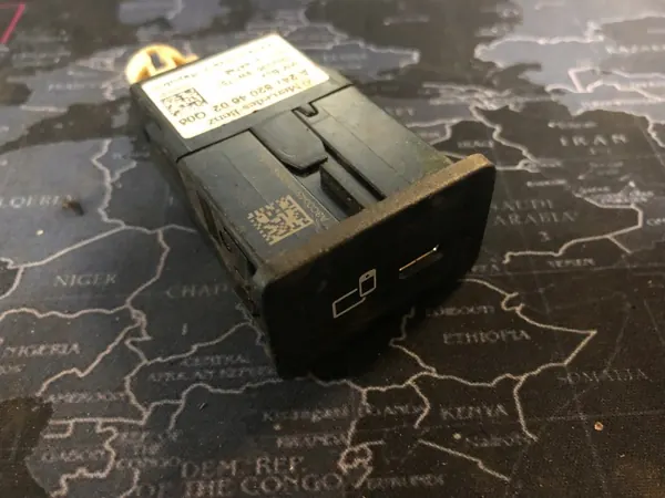 Tomada USB Mercedes OEM A2478204602 - Usado image 8
