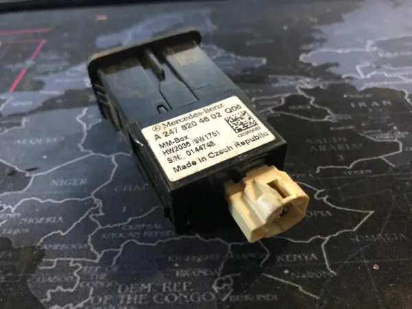 Tomada USB Mercedes OEM A2478204602 - Usado image 9