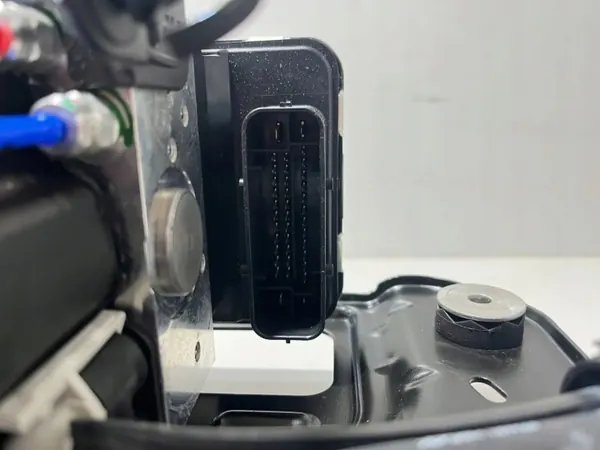 BMW X5 G05 Taka-ilmajousituskompressori OEM 5A70699 image 6