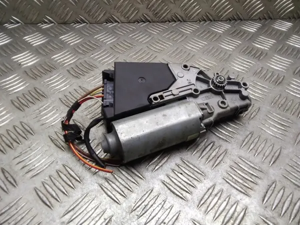 Moteur toit ouvrant VW Passat B6 OEM 0390200017 image 3