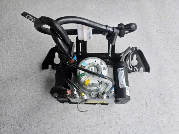 Jeep Grand Cherokee WL Ophangingspomp OEM 68462119AN image 2