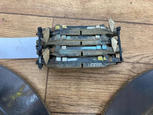 Jarrulevyt ja -palaset takana OEM komplet Jeep Wrangler image 4