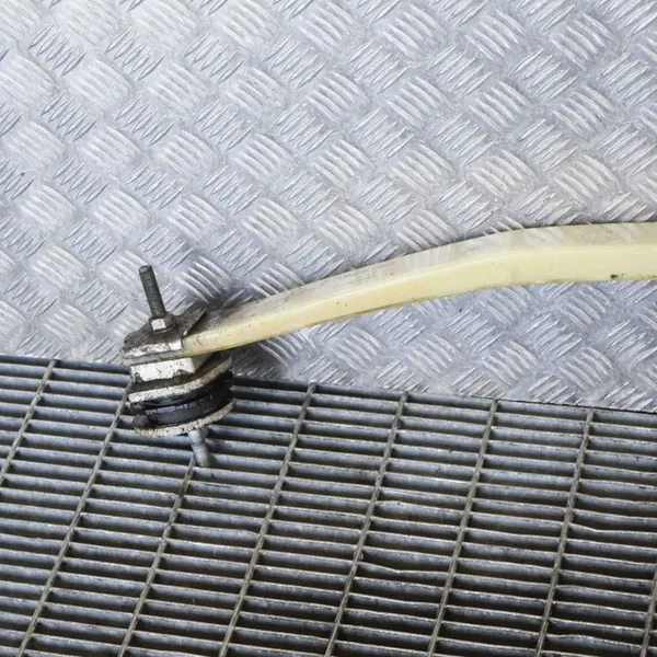Volvo XC60 2019 Taka jousi oikea puoli OEM 32283083 image 3