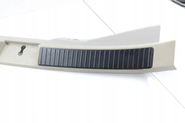 Mercedes W251 Kofferbakstrip afdekking OEM 2516903925 image 3