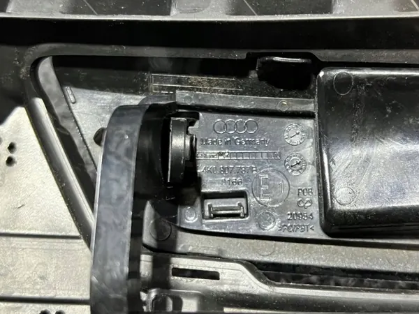 Audi A6 C8 Vasen Etu-Pesuläppä OEM 4K0807787B image 10