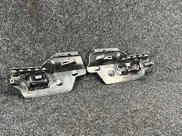 Audi A6 C8 Vasen Etu-Pesuläppä OEM 4K0807787B image 5