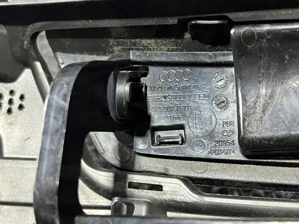 Audi A6 C8 Vasen Etu-Pesuläppä OEM 4K0807787B image 8