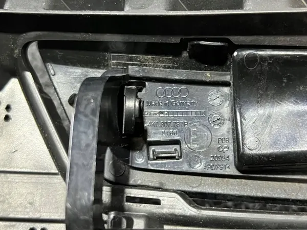 Audi A6 C8 Vasen Etu-Pesuläppä OEM 4K0807787B image 9