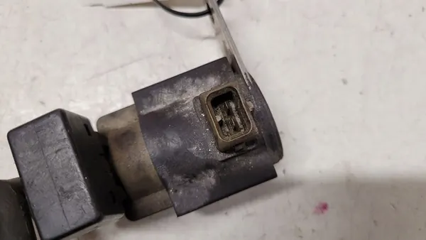 Vanne électromagnétique AUDI A8 D2 2.5L Diesel OEM image 3