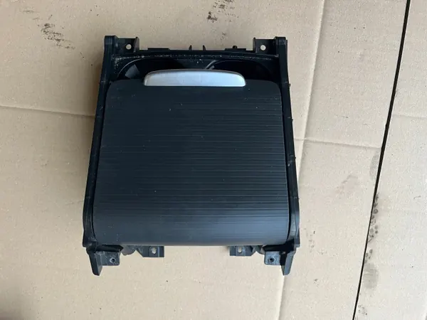 Muggfäste OEM 39997575 för Volvo S80 2007-2011 image 2