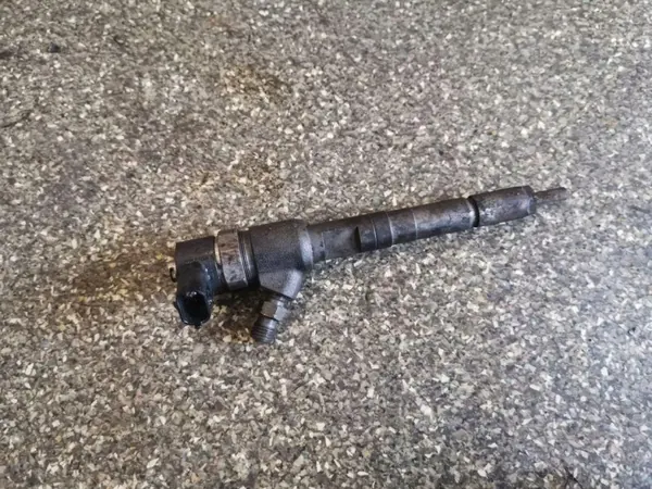 Injecteur Diesel Opel Astra H Estate OEM 95517501 image 3