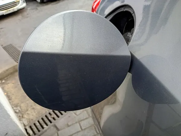 VW Golf VI Bränslelucka OEM MM-2402-42 Begagnad image 4