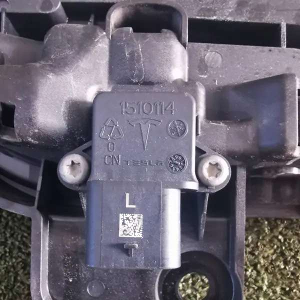 Tesla Model Y Vänster Bakdörrhandtag OEM 1528114-00-D image 3