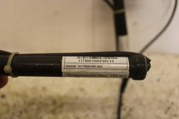 Atuador airbag peões OEM A1179061000 - Usado image 4