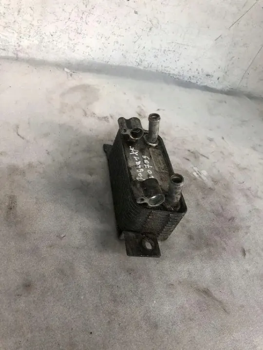 Refroidisseur d'huile OEM 4R837A095AB pour Jaguar XF 2.7L Diesel image 3