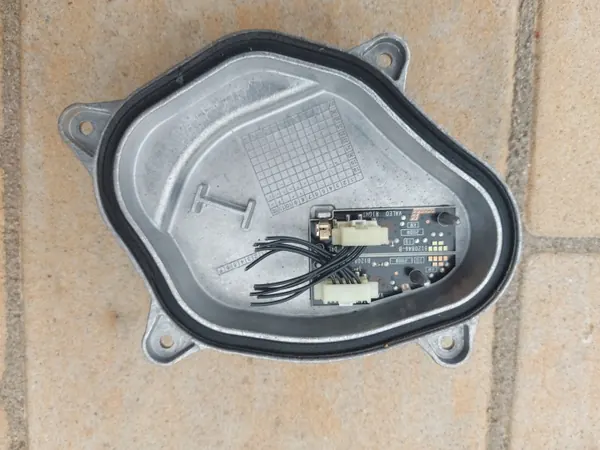 Módulo convertidor LED derecho OEM 2GM998479 para VW T-Cross image 2
