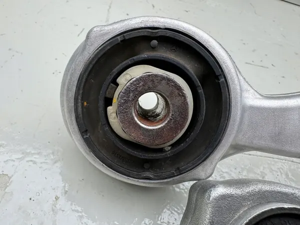 MERCEDES E-CLASS W212 Steering Knuckle A2123330314 image 9