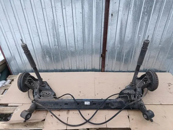 Dacia Sandero Stepway III taka-akselipalkki OEM 555013360R image 2