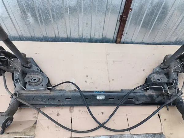 Dacia Sandero Stepway III taka-akselipalkki OEM 555013360R image 3