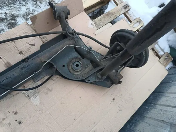 Dacia Sandero Stepway III taka-akselipalkki OEM 555013360R image 6